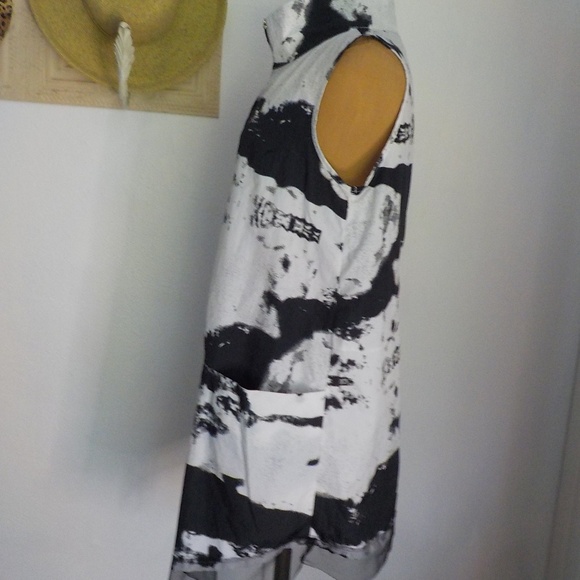 Blk/White Crisp Mini Dress - Picture 5 of 13